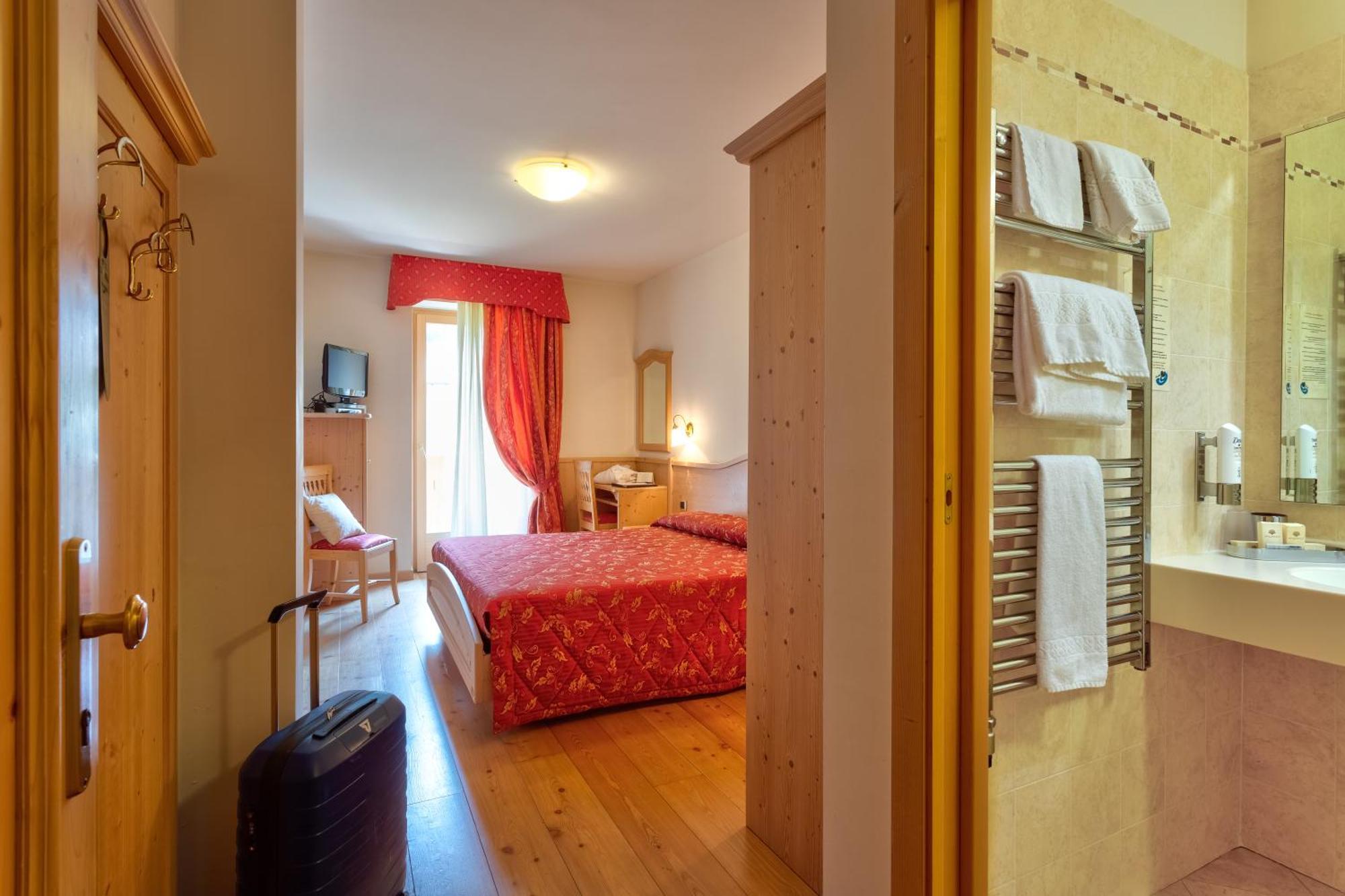 Beverly Alps Hotel & Spa Pinzolo Room photo