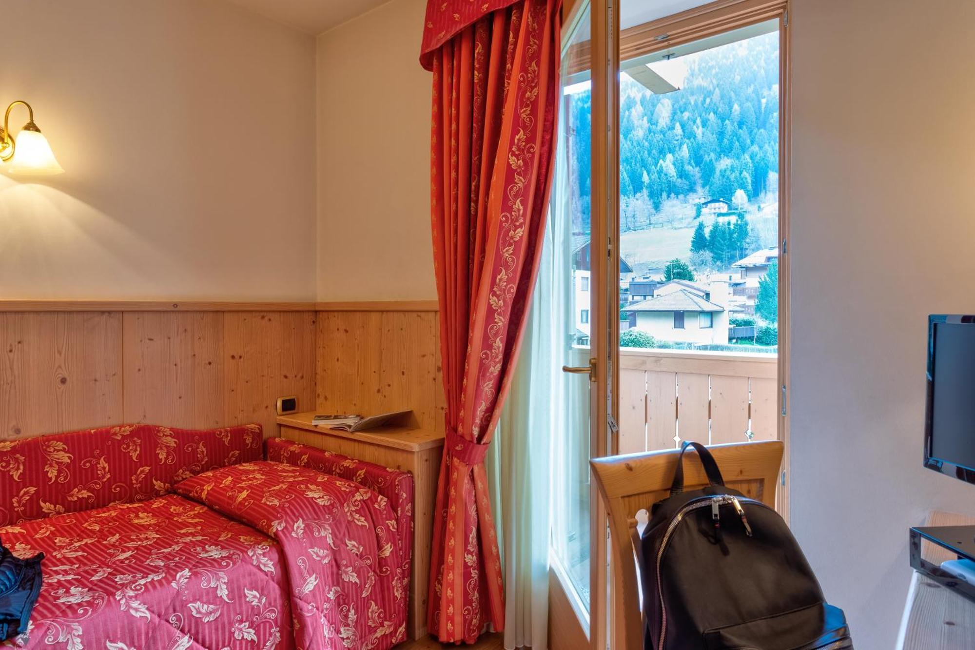 Beverly Alps Hotel & Spa Pinzolo Room photo