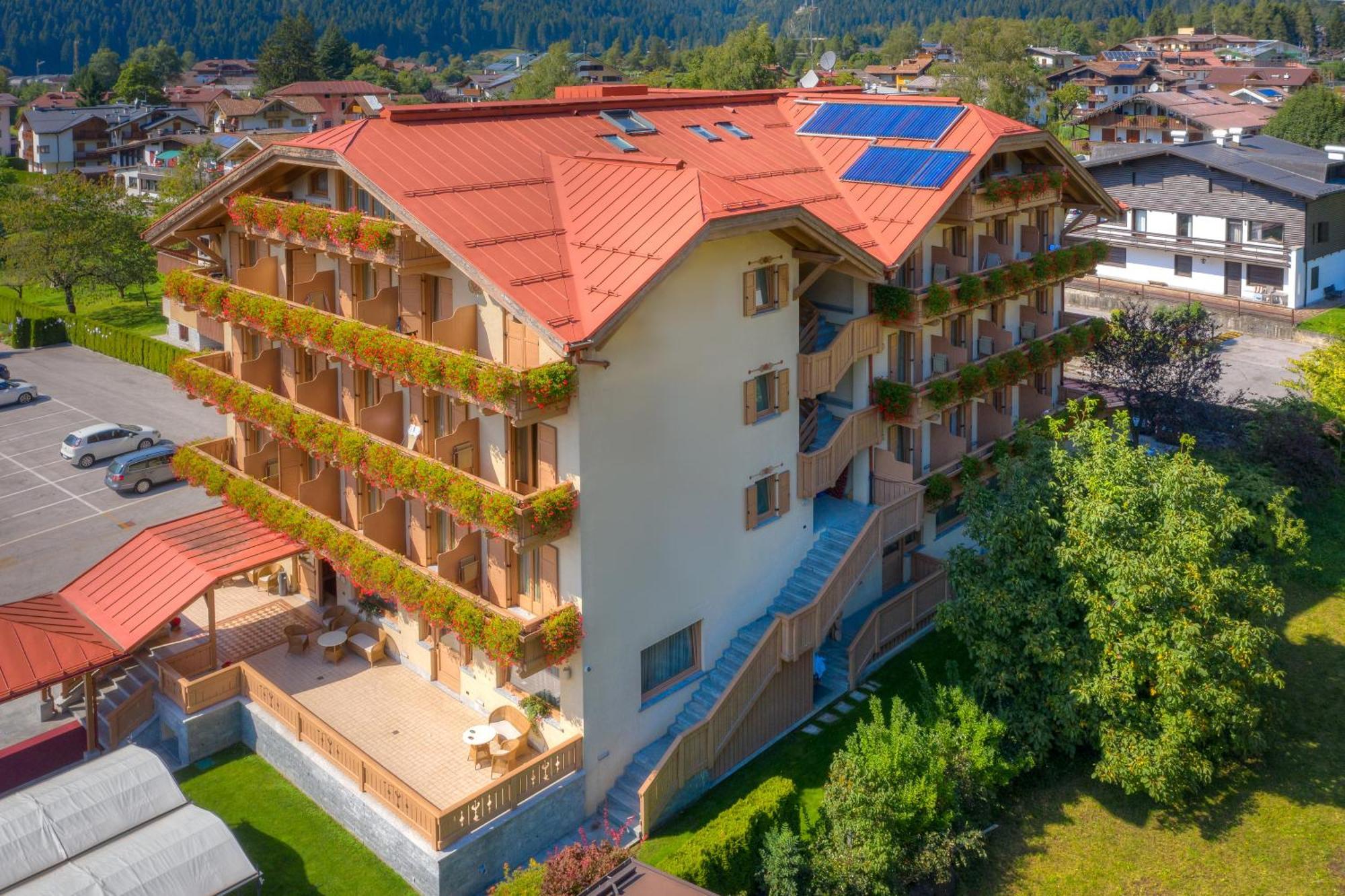 Beverly Alps Hotel & Spa Pinzolo Exterior photo