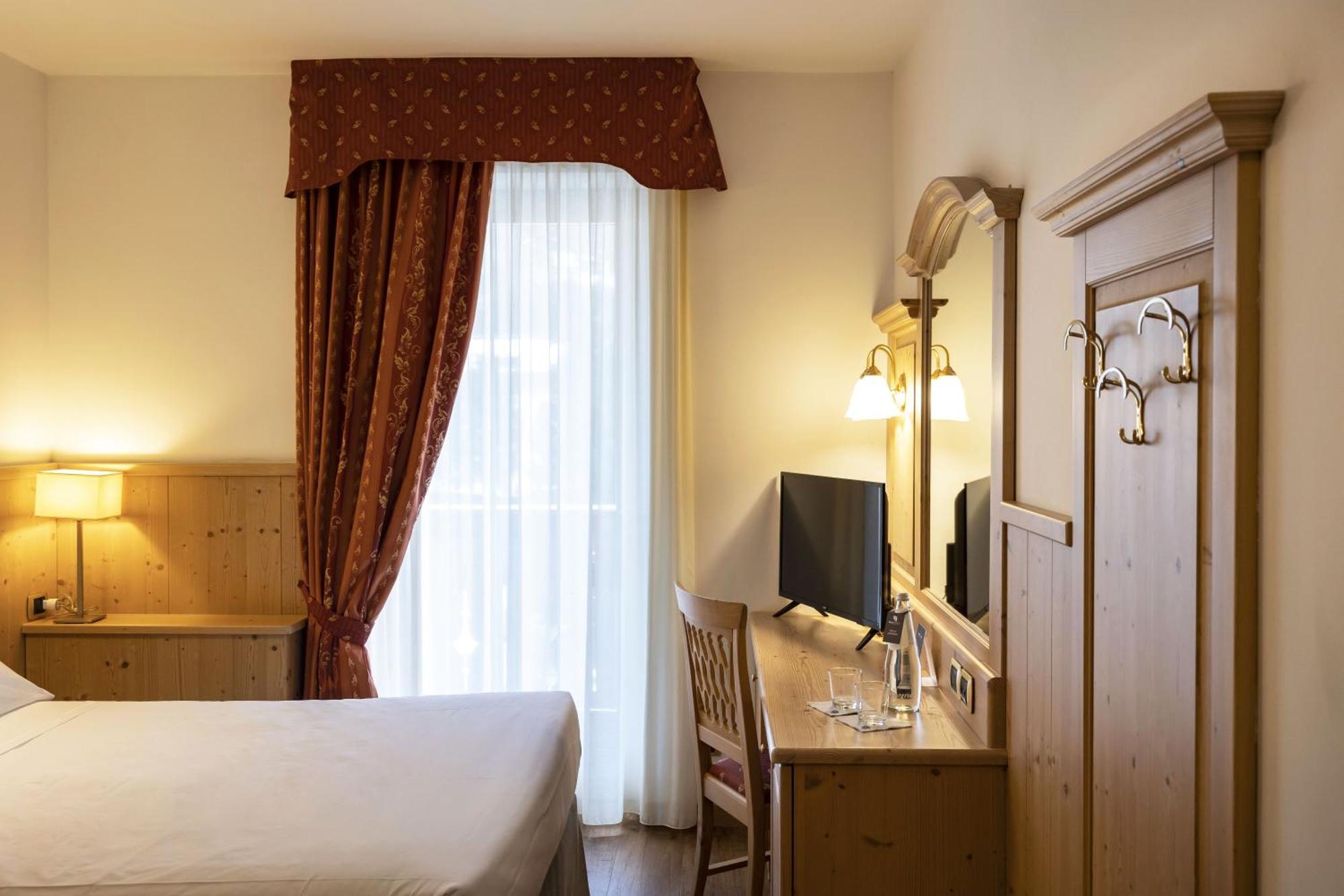 Beverly Alps Hotel & Spa Pinzolo Room photo