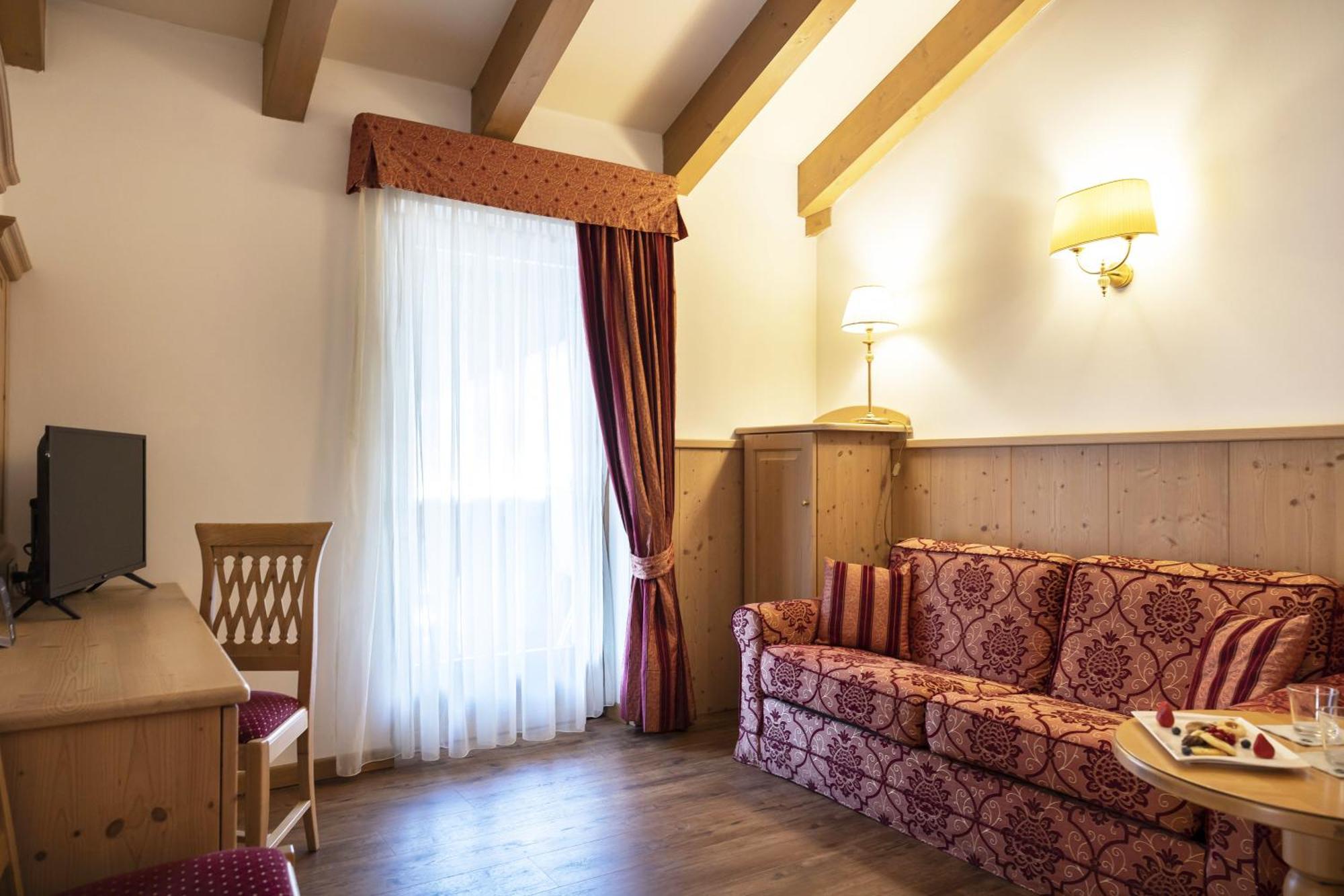 Beverly Alps Hotel & Spa Pinzolo Exterior photo