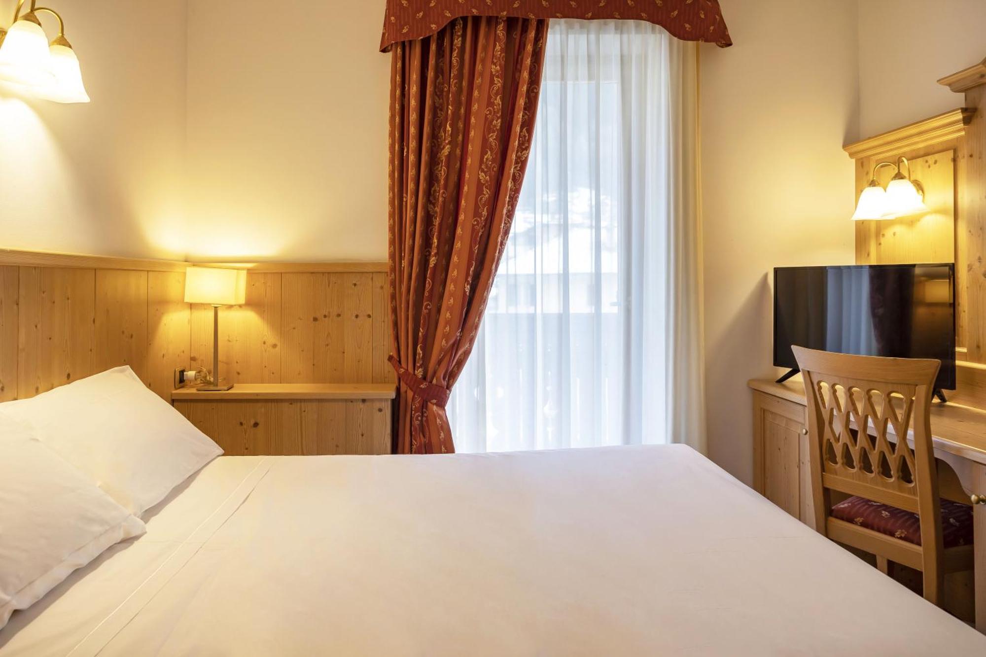 Beverly Alps Hotel & Spa Pinzolo Room photo