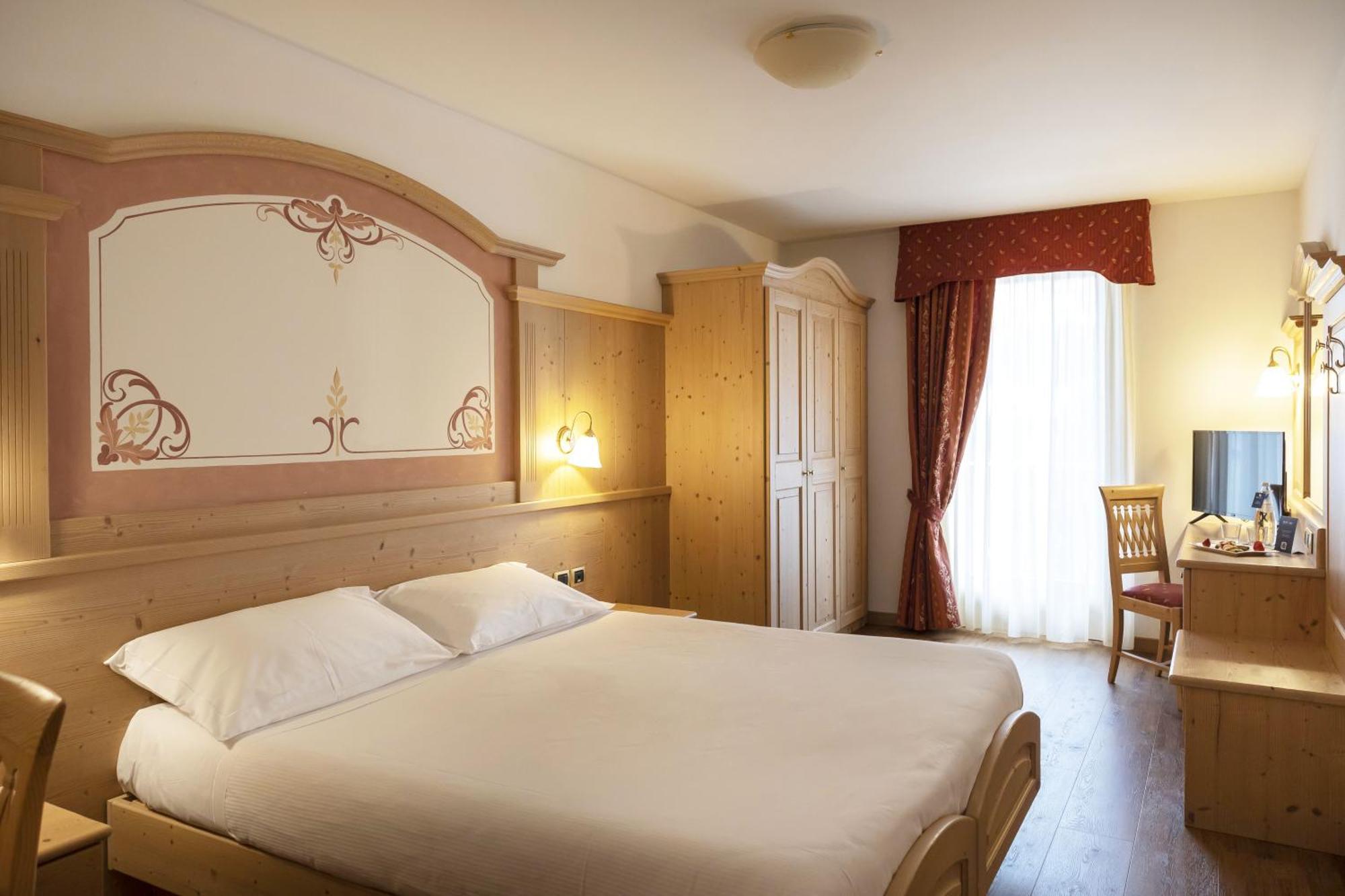 Beverly Alps Hotel & Spa Pinzolo Exterior photo